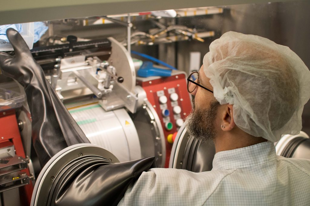 Wissenschaftler steht an einer Anlage